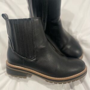 Black Ankle Boots with Elastic Panels and Sturdy Sole